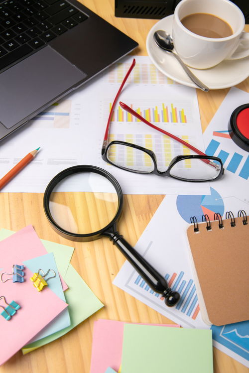 放大鏡文件夾 辦公用品中的商務攝影藝術